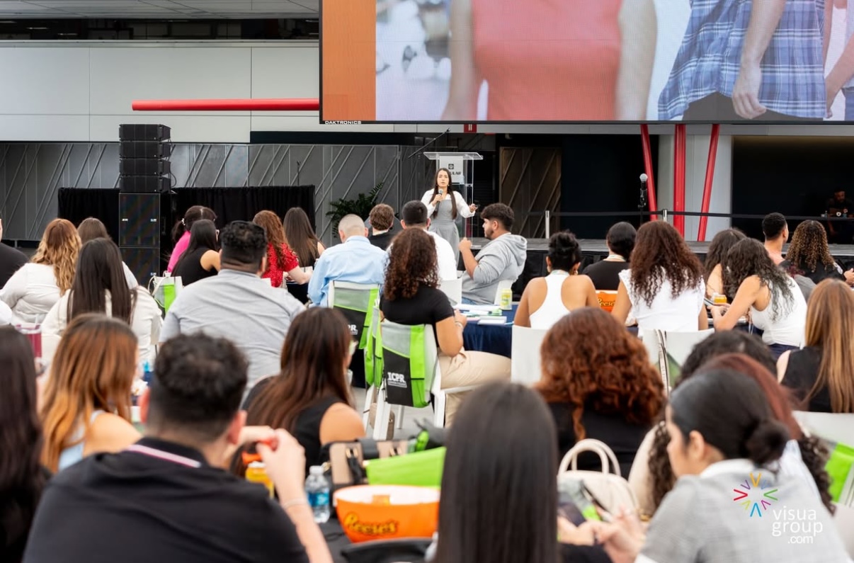 Audiencia masiva en conferencia