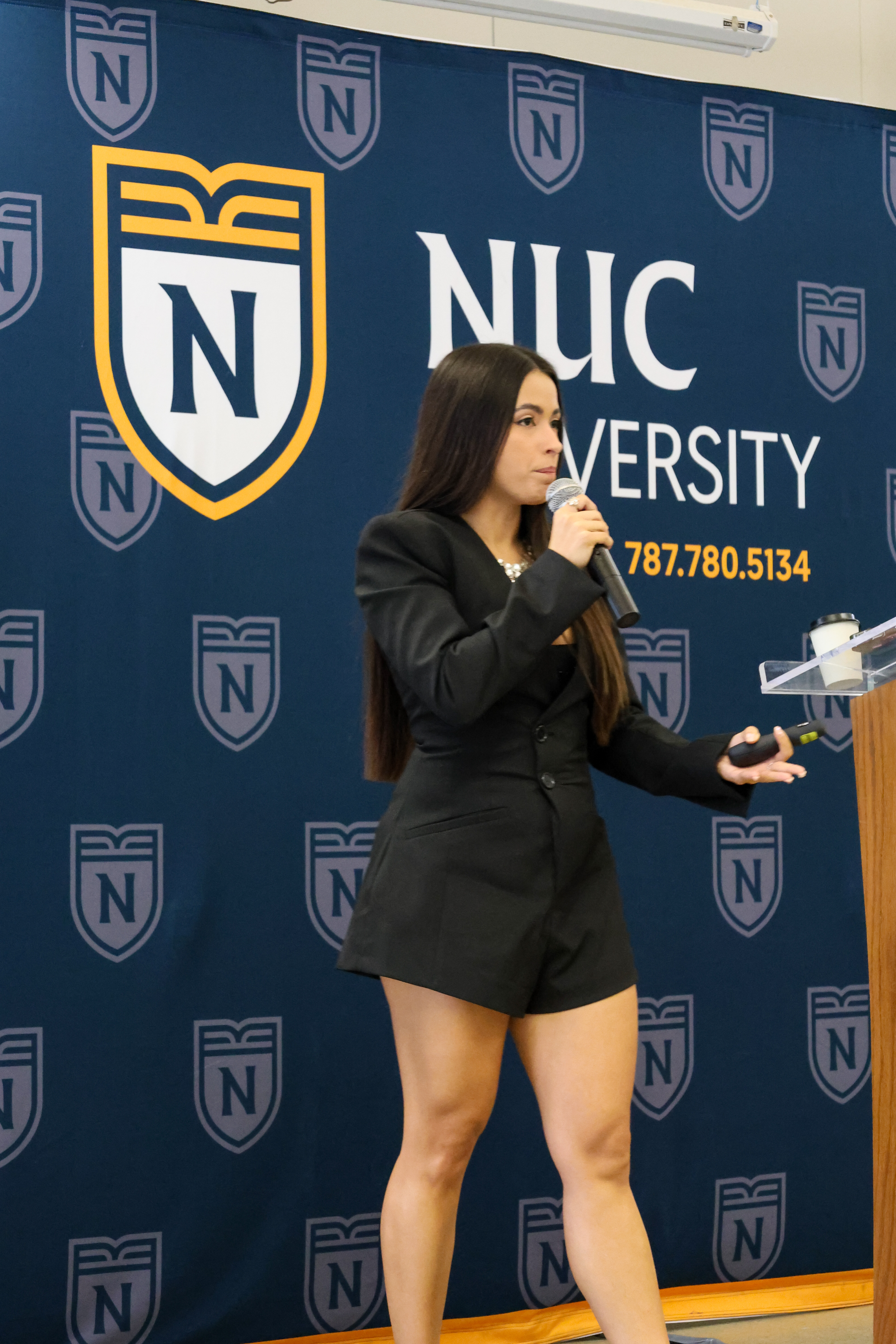 Elsa presentando en NUC University